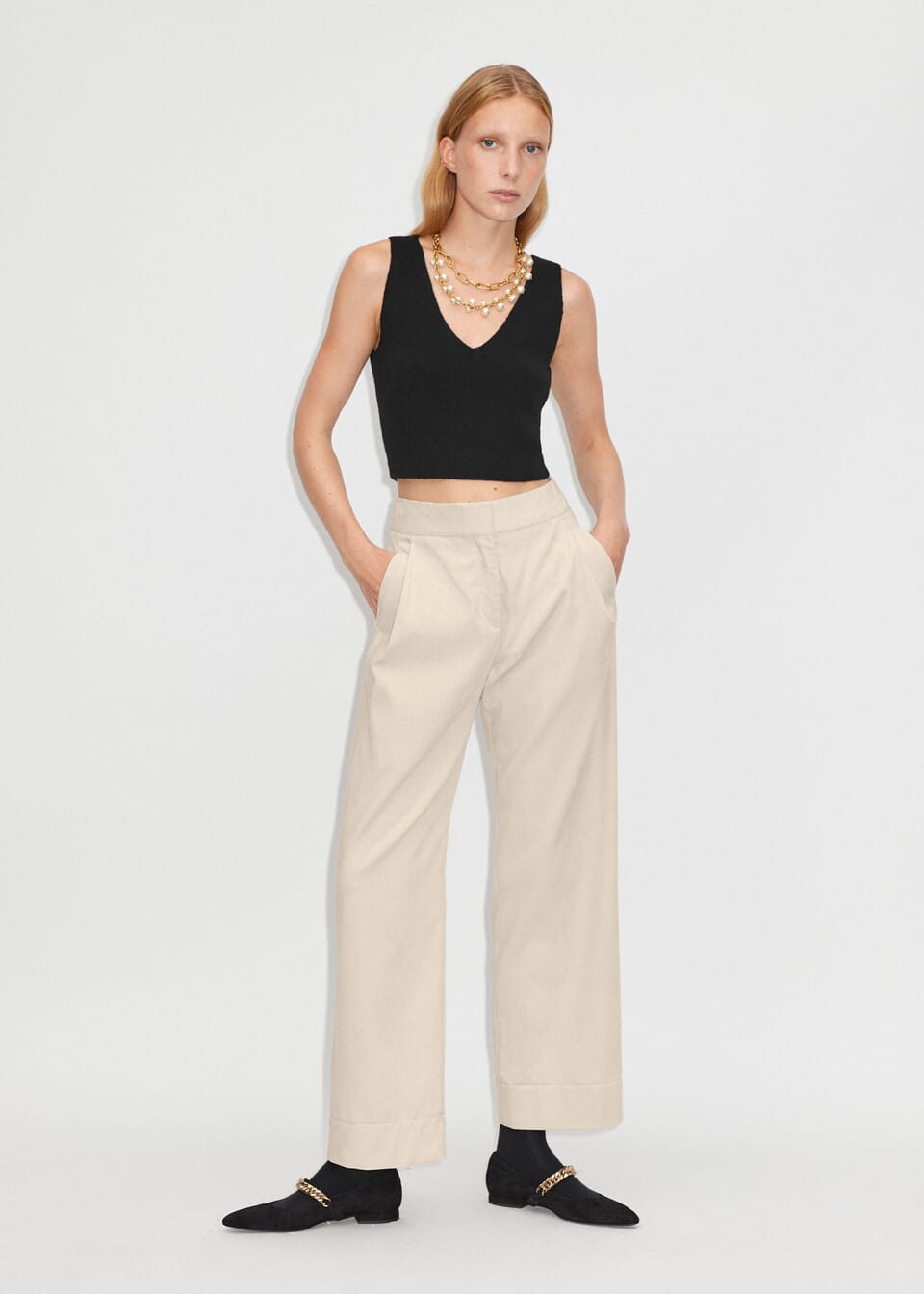 Pure cotton with a velvet-like hand feel and fluid drape defines this tapered-leg trouser. A workdrobe stalwart, it complements classic shirting for an effortlessly polished AM-PM office-ready look while elevating casual weekend staples.